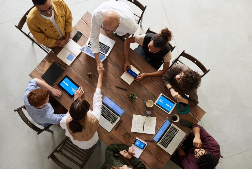 team lavoro in squadra ad un tavolo